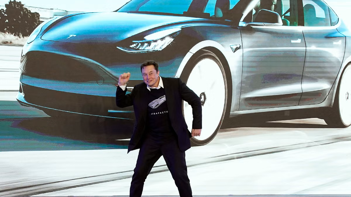 Elon Musk Inaugura un Club de Techno para los Trabajadores de Tesla